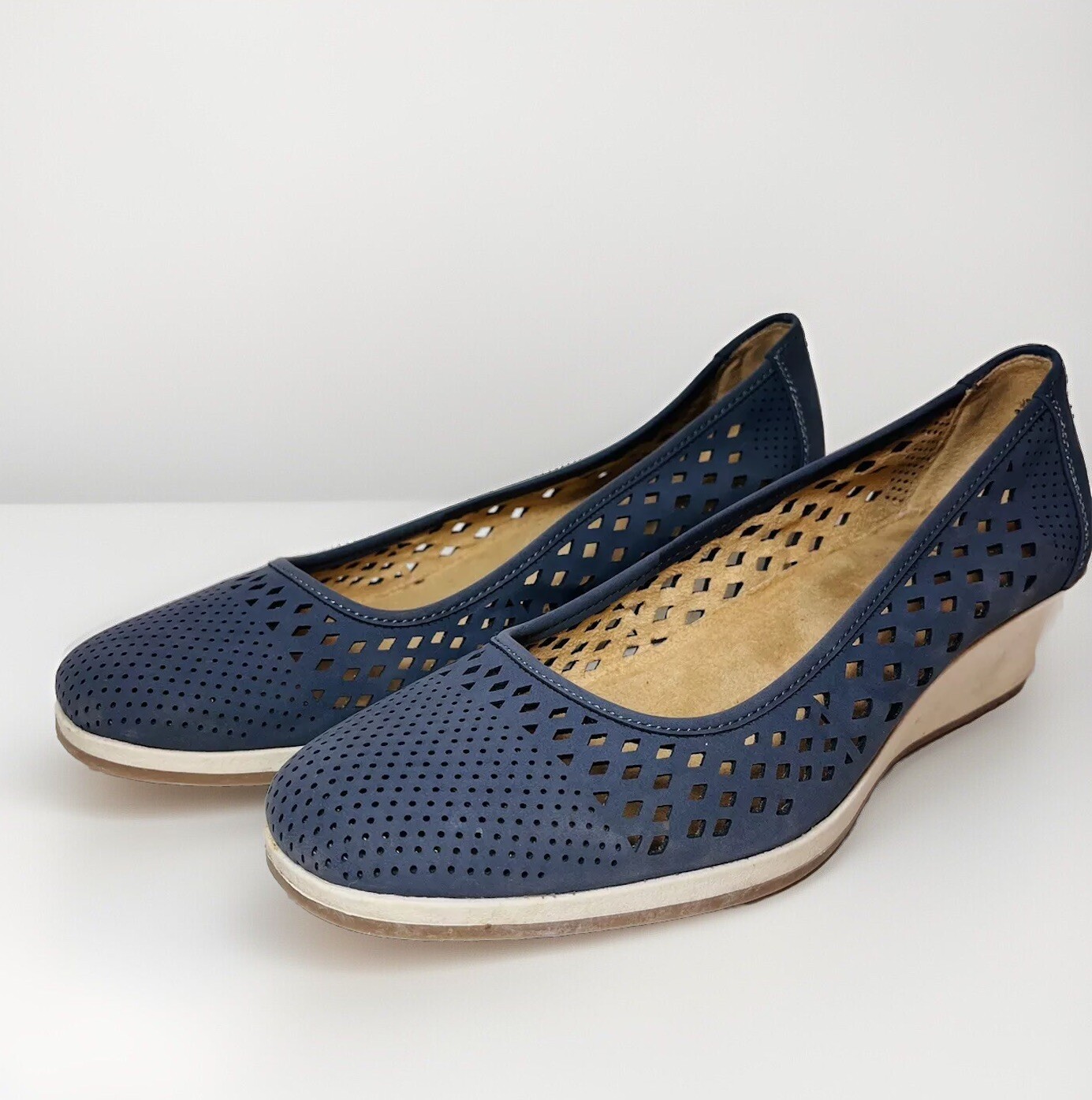 Naturalizer BRINA Blue Shoes Size 9.5M Wedge Heels Laser Cut Comfort Closed Toe