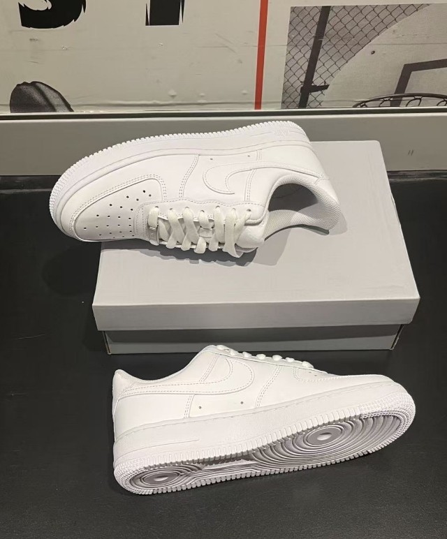 Nike Air Force 1 Low Top Triple White ’07 Mens White Sports Classic Sneaker