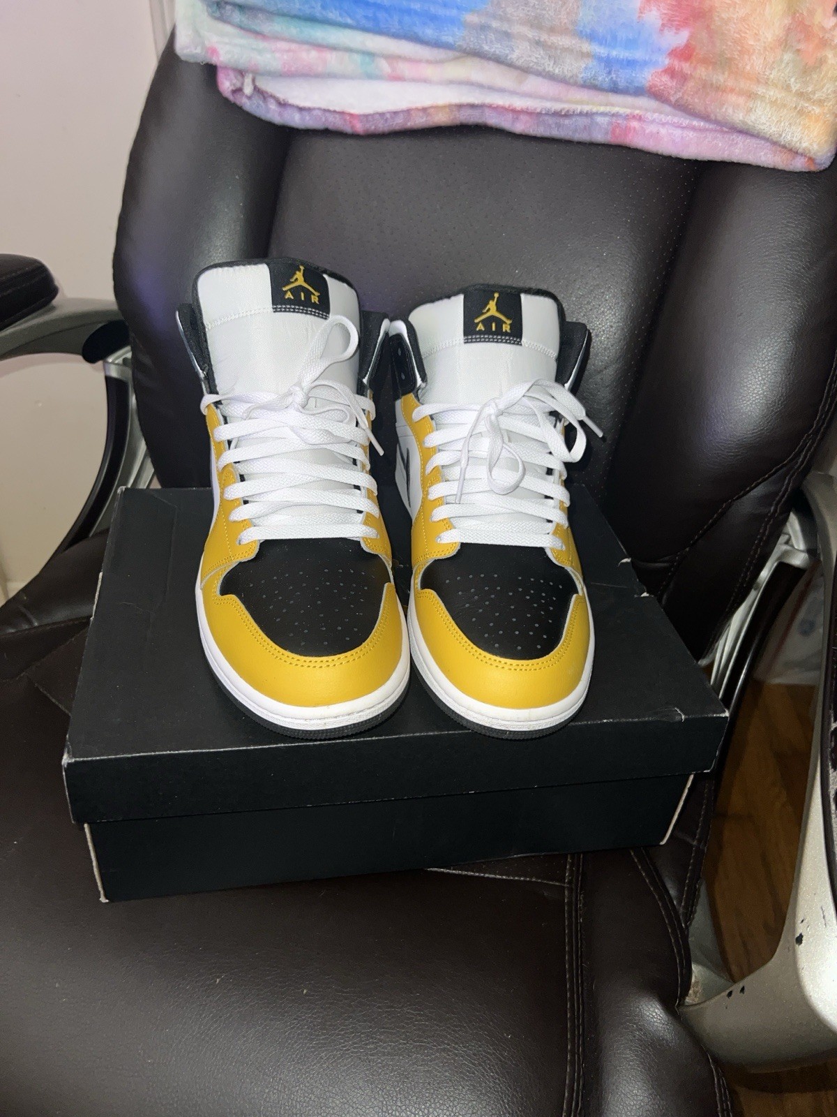 Jordan Air Jordan 1 Men’s Black/White/Yellow Colorblock High Top Lace-Up Sneaker