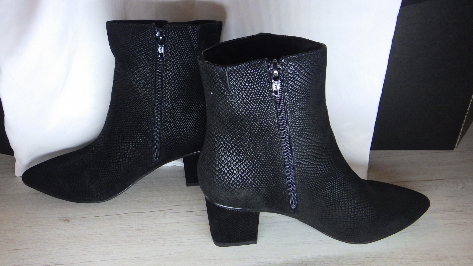 NEW IN BOX COMFORTVIEW SIZE 8W FAUX SUEDE 2.25″ BLOCK HEEL LORELI ANKLE BOOTS