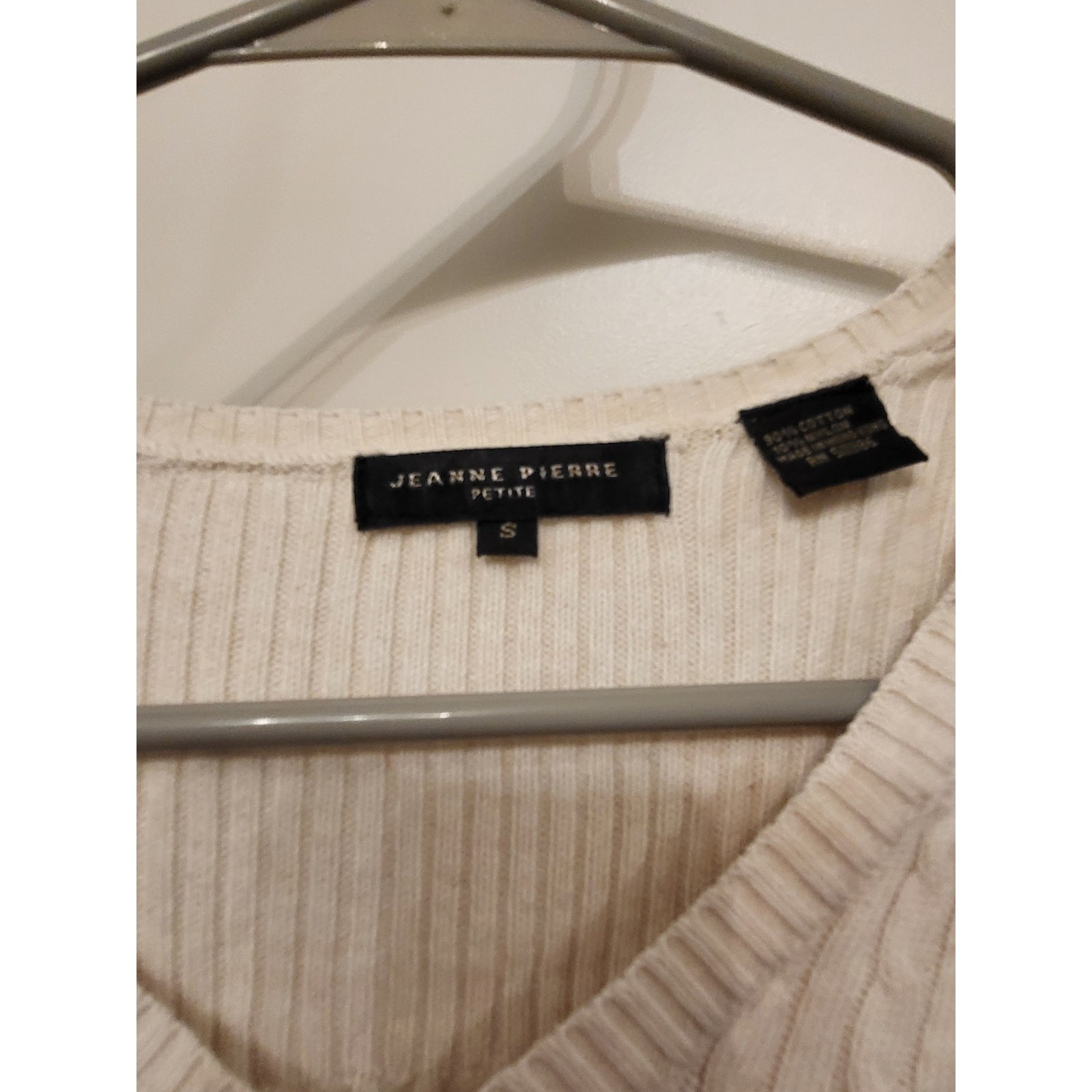 Jeanne Pierre sweater is a beige cable-knit v-neck pullover Small