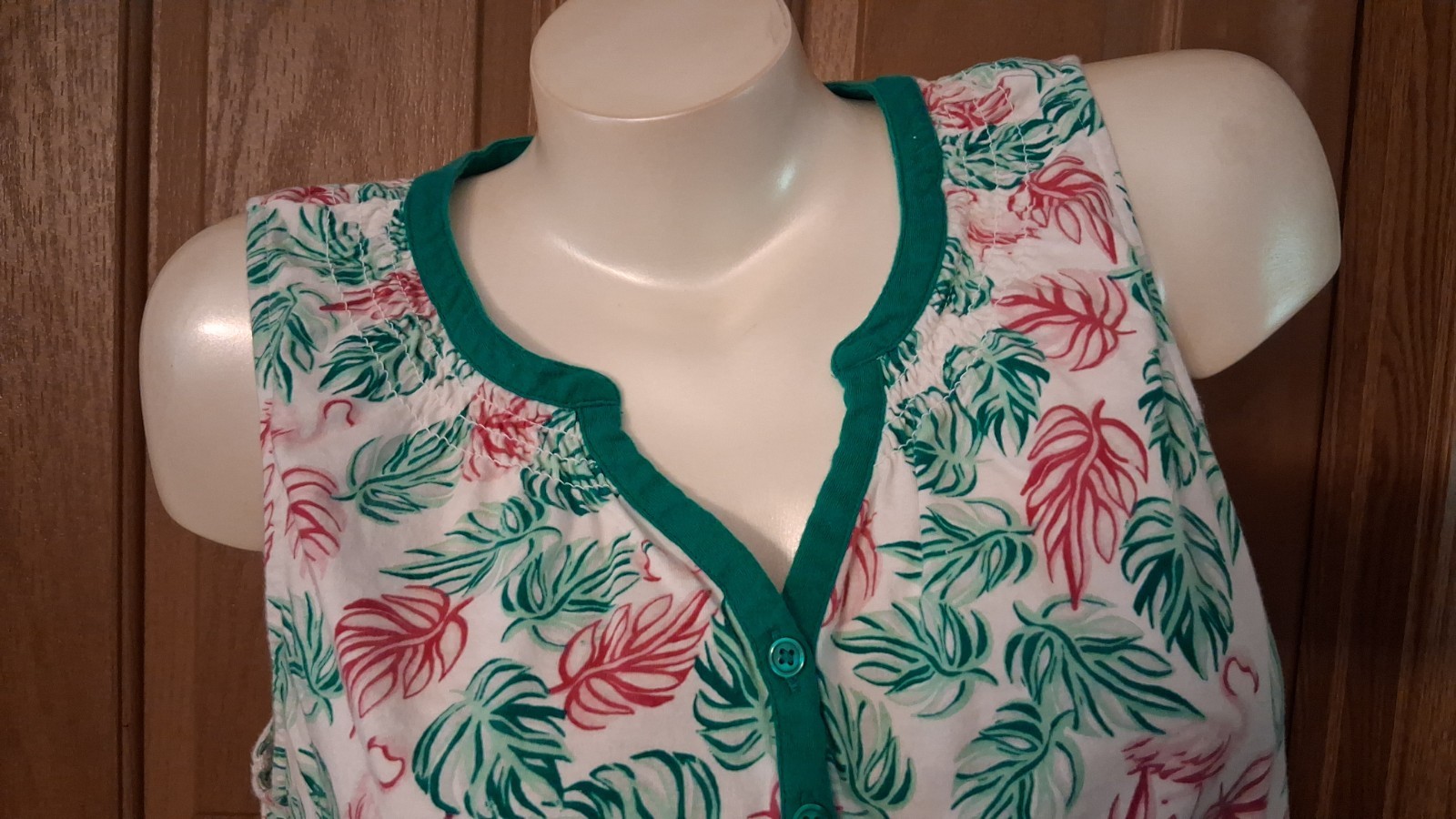 Kim Rogers White Tank Pink and Green Leaves Scoop Neck V-Cut 3 Buttons Misses M