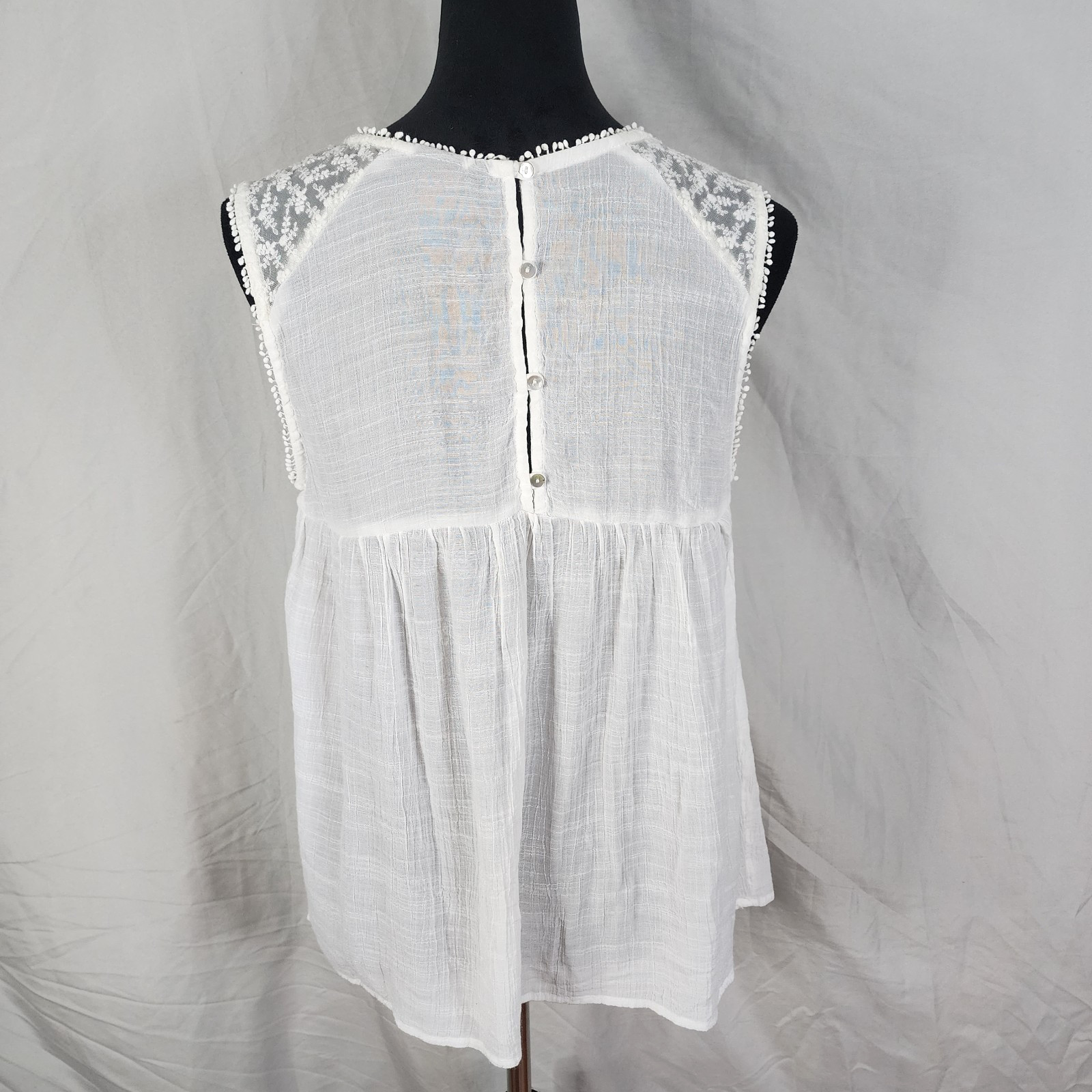 NEW DIRECTIONS Size Medium Dainty Floral Embroidered White Crochet Lace Blouse