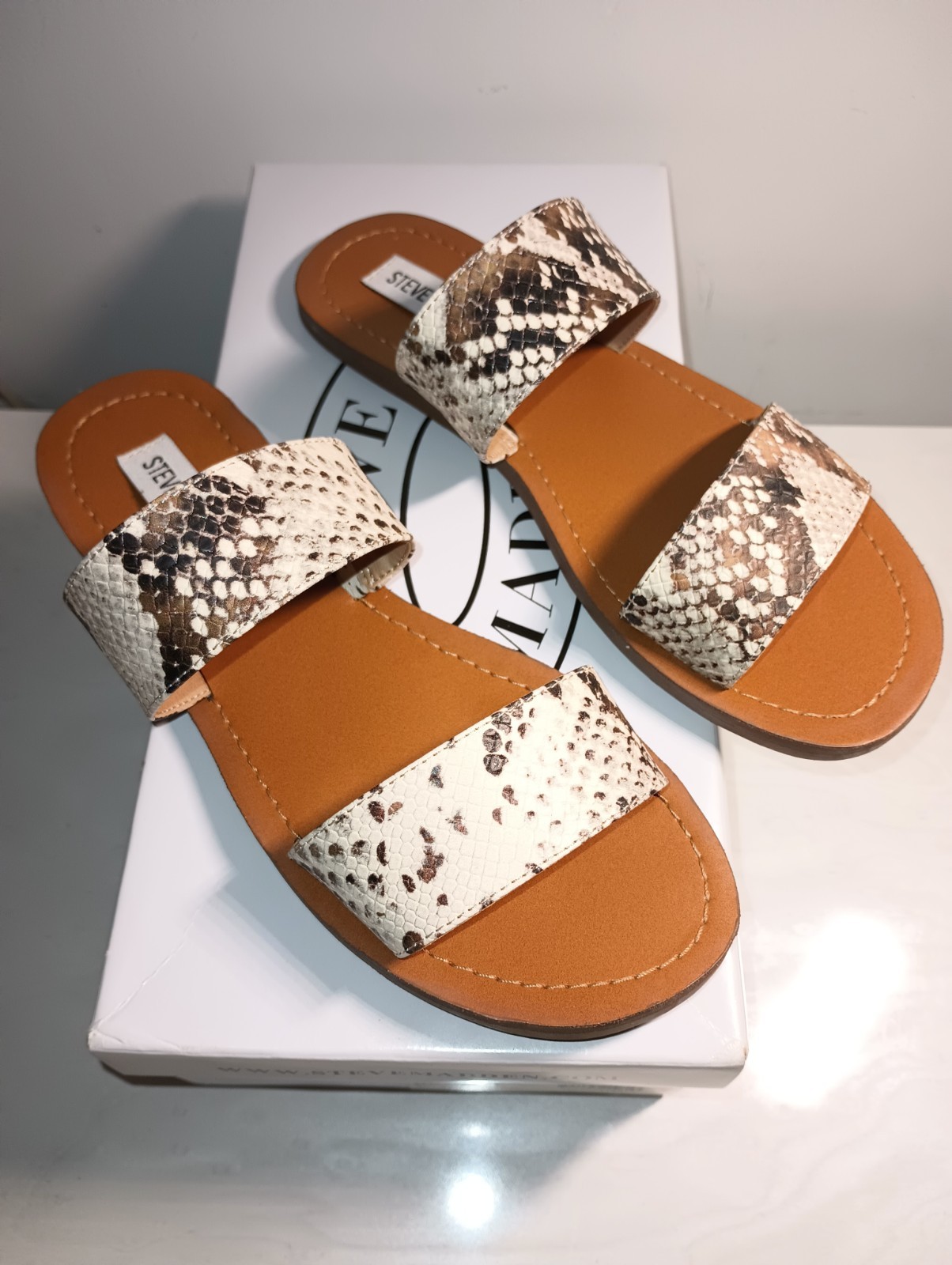 Steve Madden Rage Snake Print Flat Sandals Women’s US size 6.5 New in Box