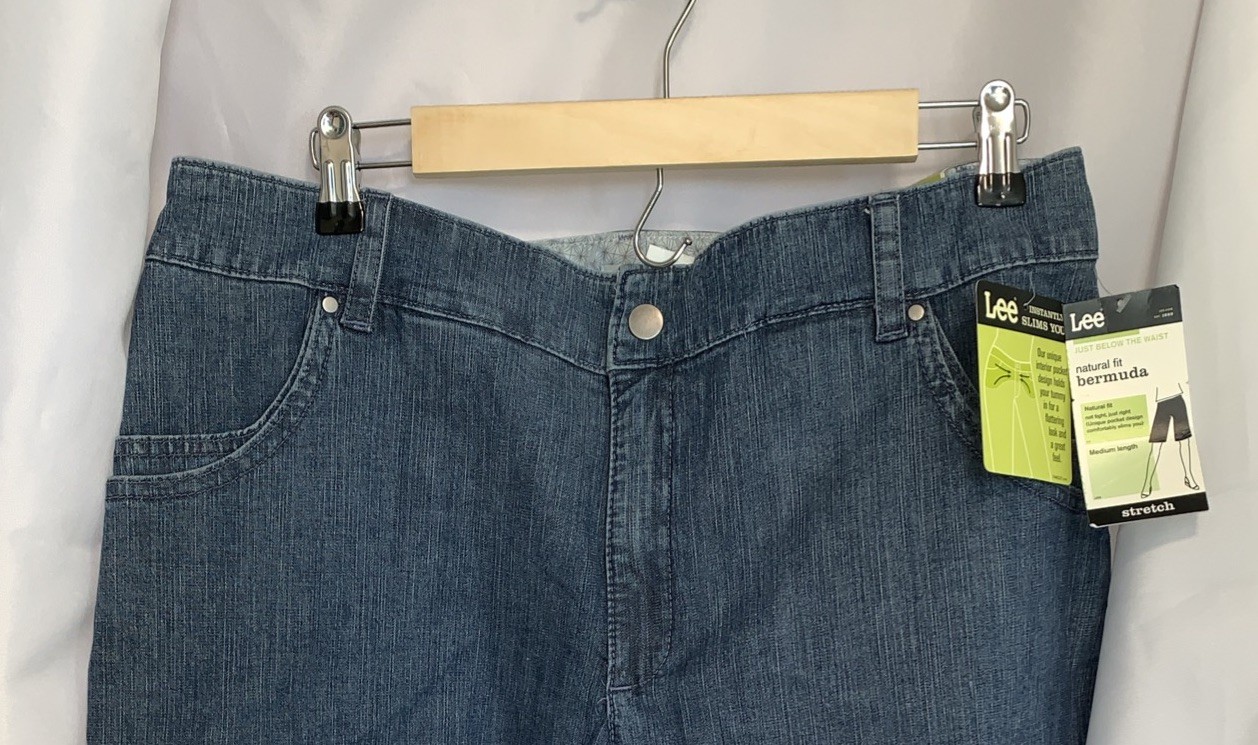 LEE Just Below Waist Stretch Shorts Women’s 16 Natural Fit Medium Length NWT