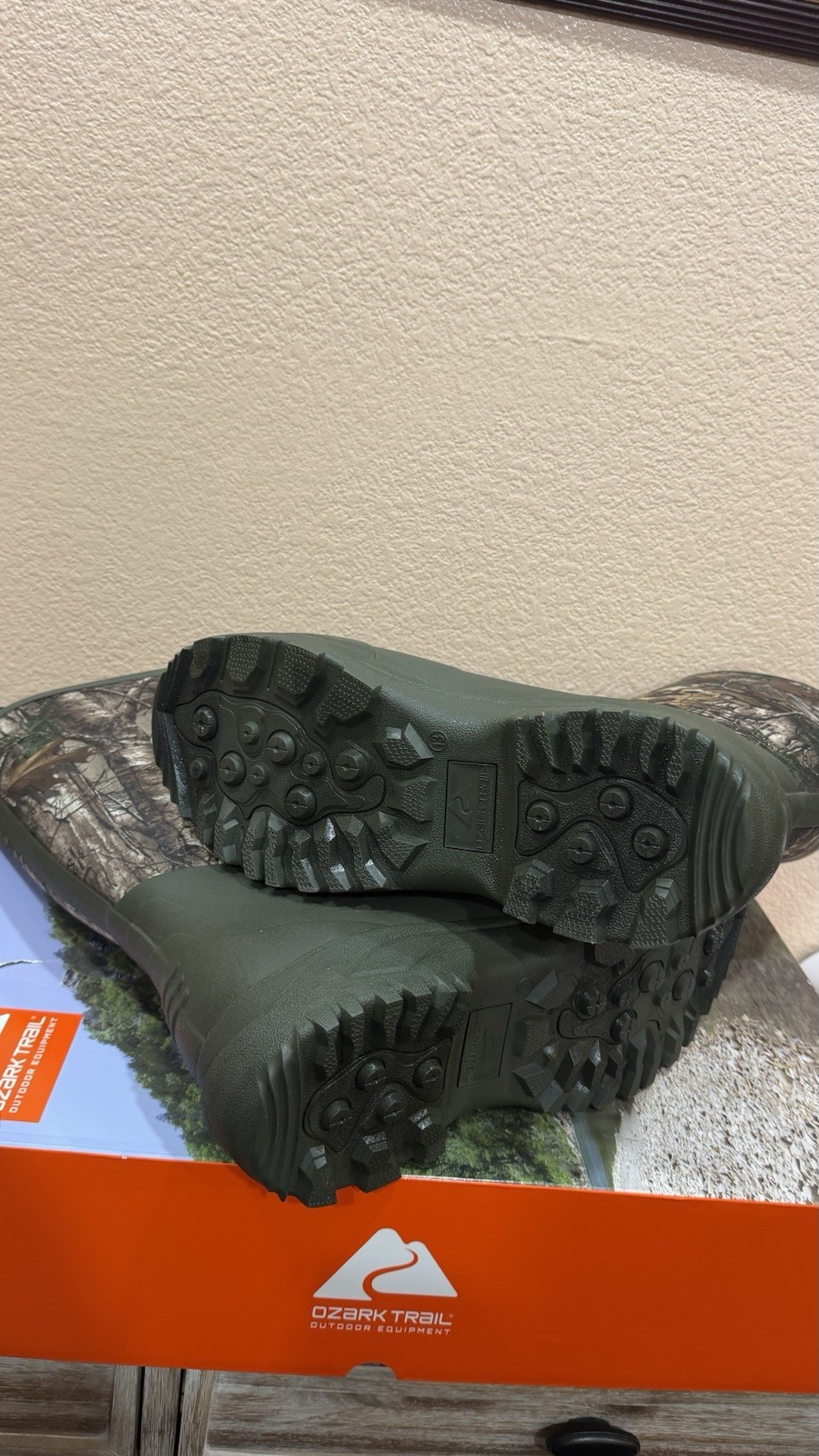 Size 13 Men’s Ozark Trail Waterproof Hunting Rubber Boots Realtree Camo Green