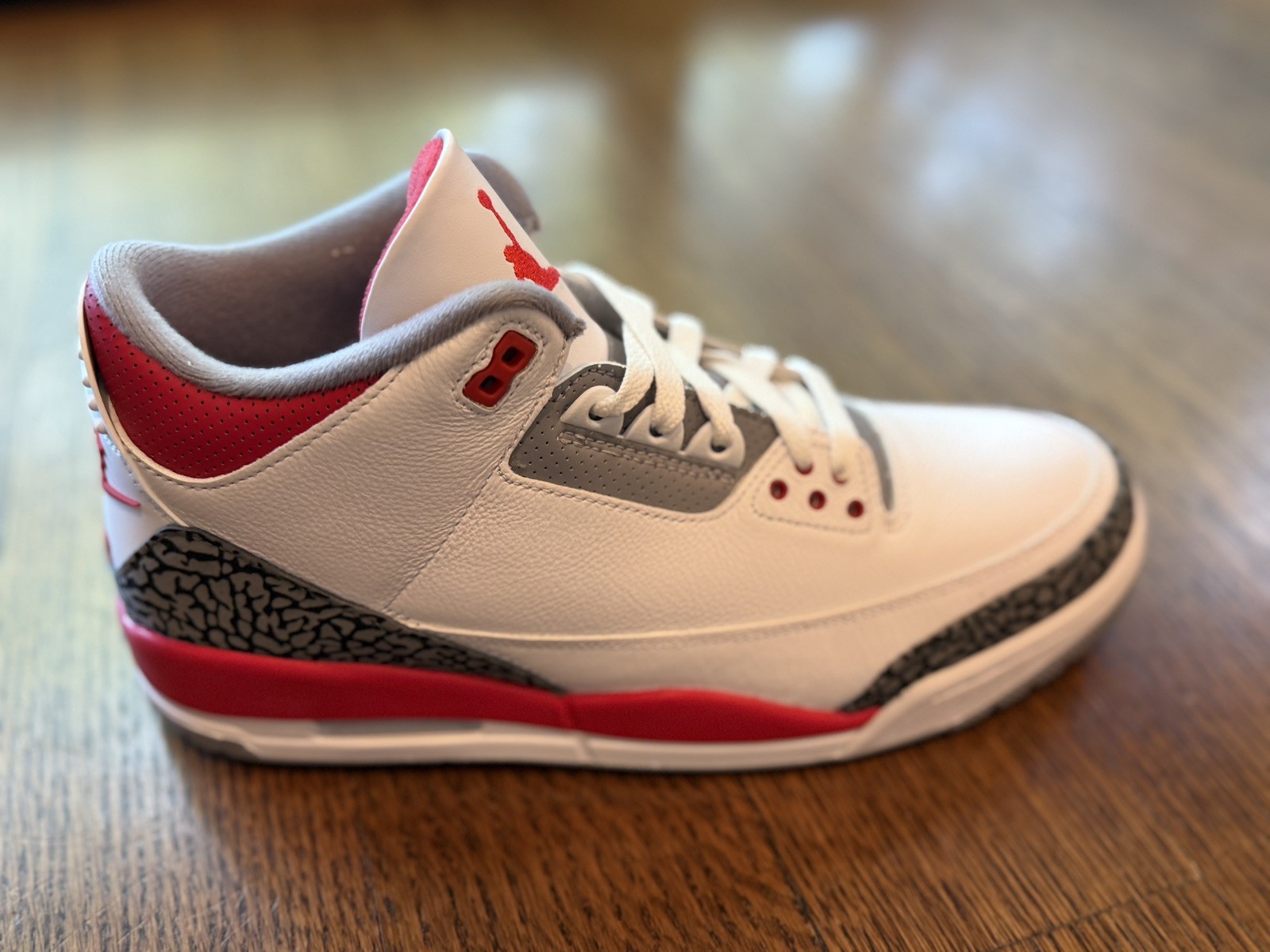 NIB – Size 11 – Jordan 3 Retro Mid Fire Red 2022