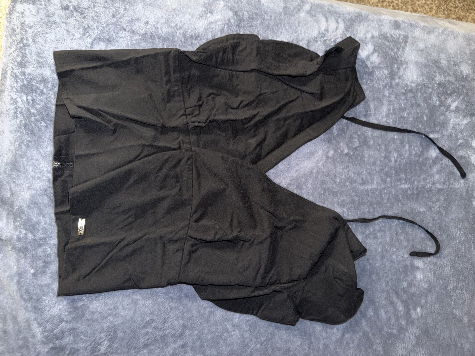 Black V-Neck Crop Top with Front Zip – Size L/XL (Non-Stretch) made in Colombia