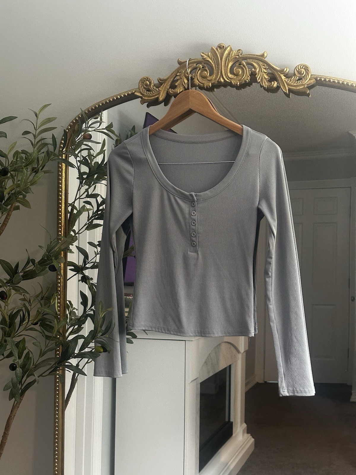 Women’s Gray Solid Ribbed Knit Scoop Neck Button Long Sleeve Top