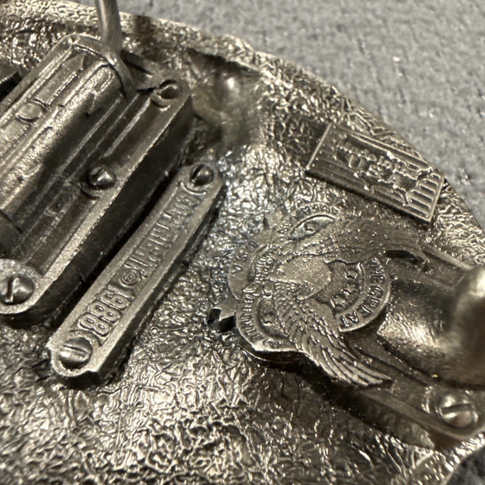RE11160 *NOS* VINTAGE 1988 CONSTRUCTION WORKER COMMEMORATIVE BELT BUCKLE