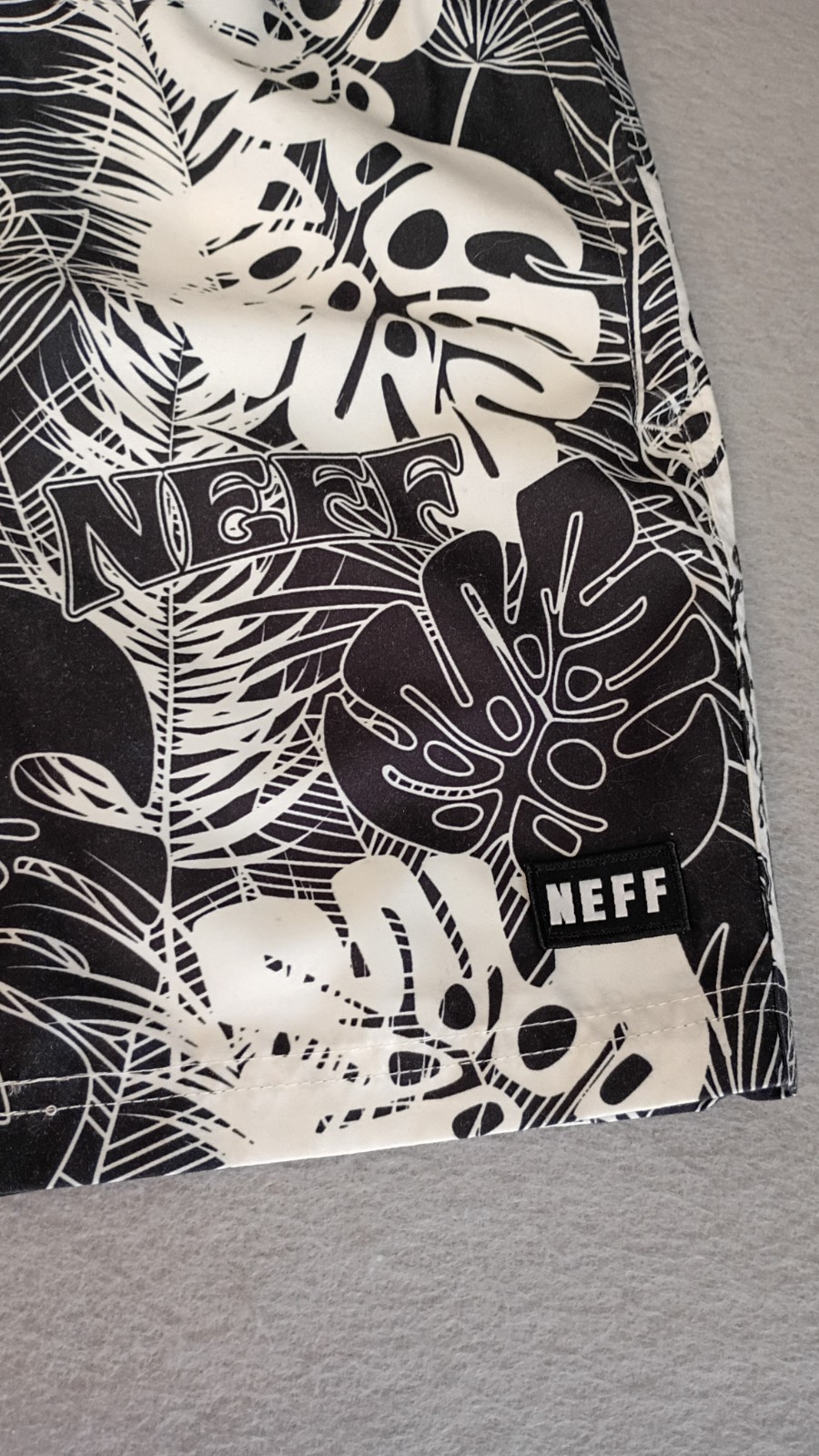 Neff UnLined Draw String Tropical Board Shorts Men Size Small Black/White