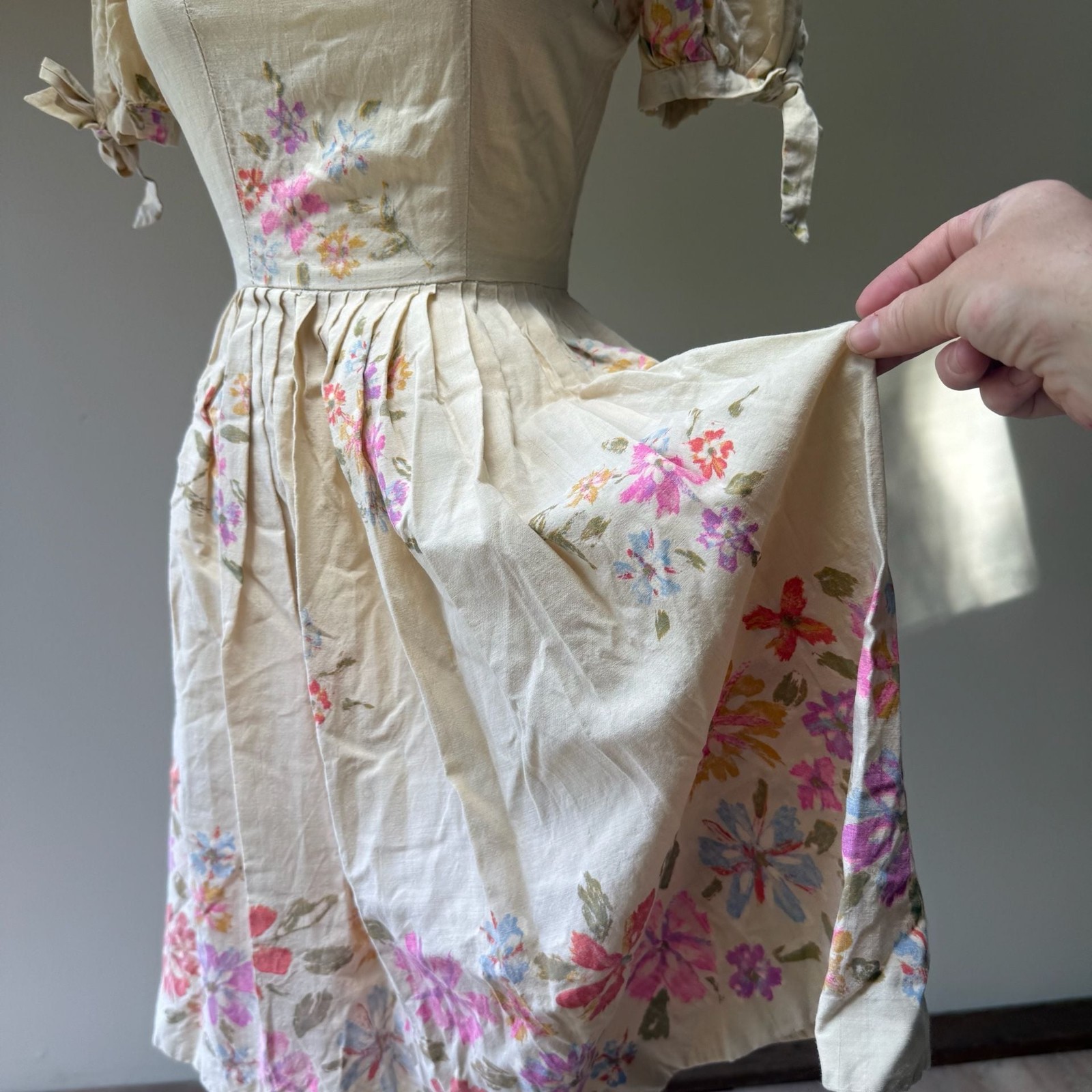 Vintage 1950s Puff Sleeve Floral Print Cotton Midi Day Dress