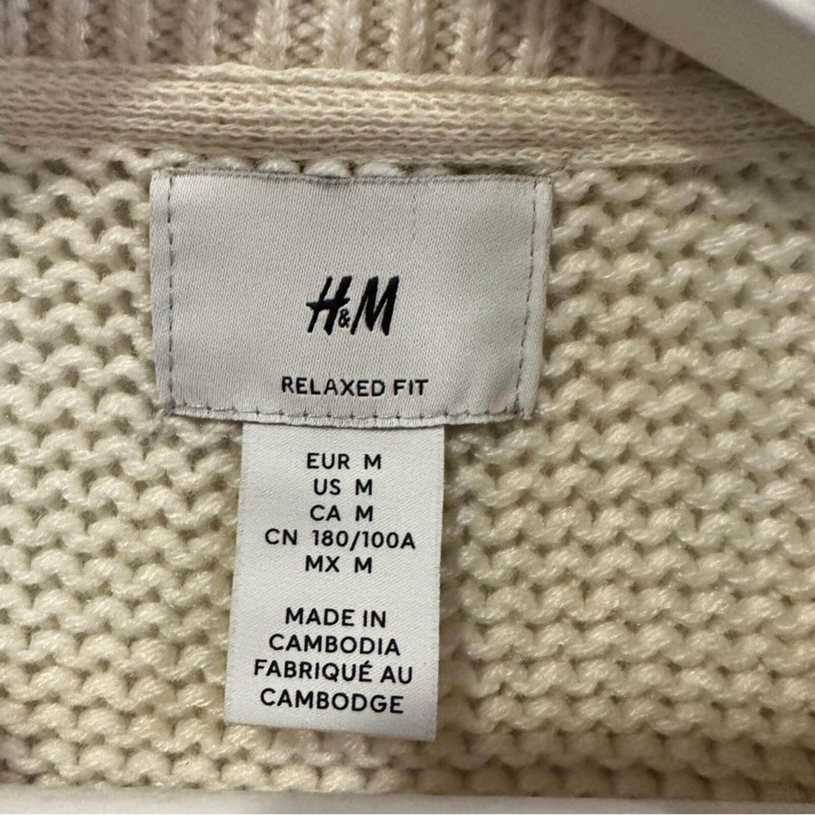 H&M Men’s Relaxed Fit Cable-Knit Jumper in light Beige