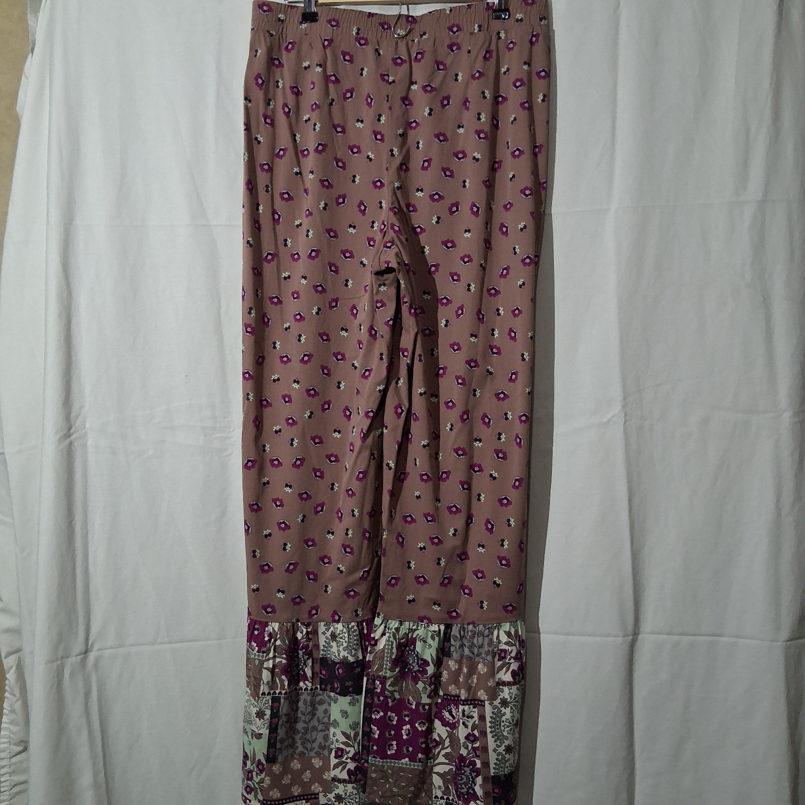 EST. 1946 Women’s Pedal Pusher Pants Brown/Purple/Green Floral Regular L