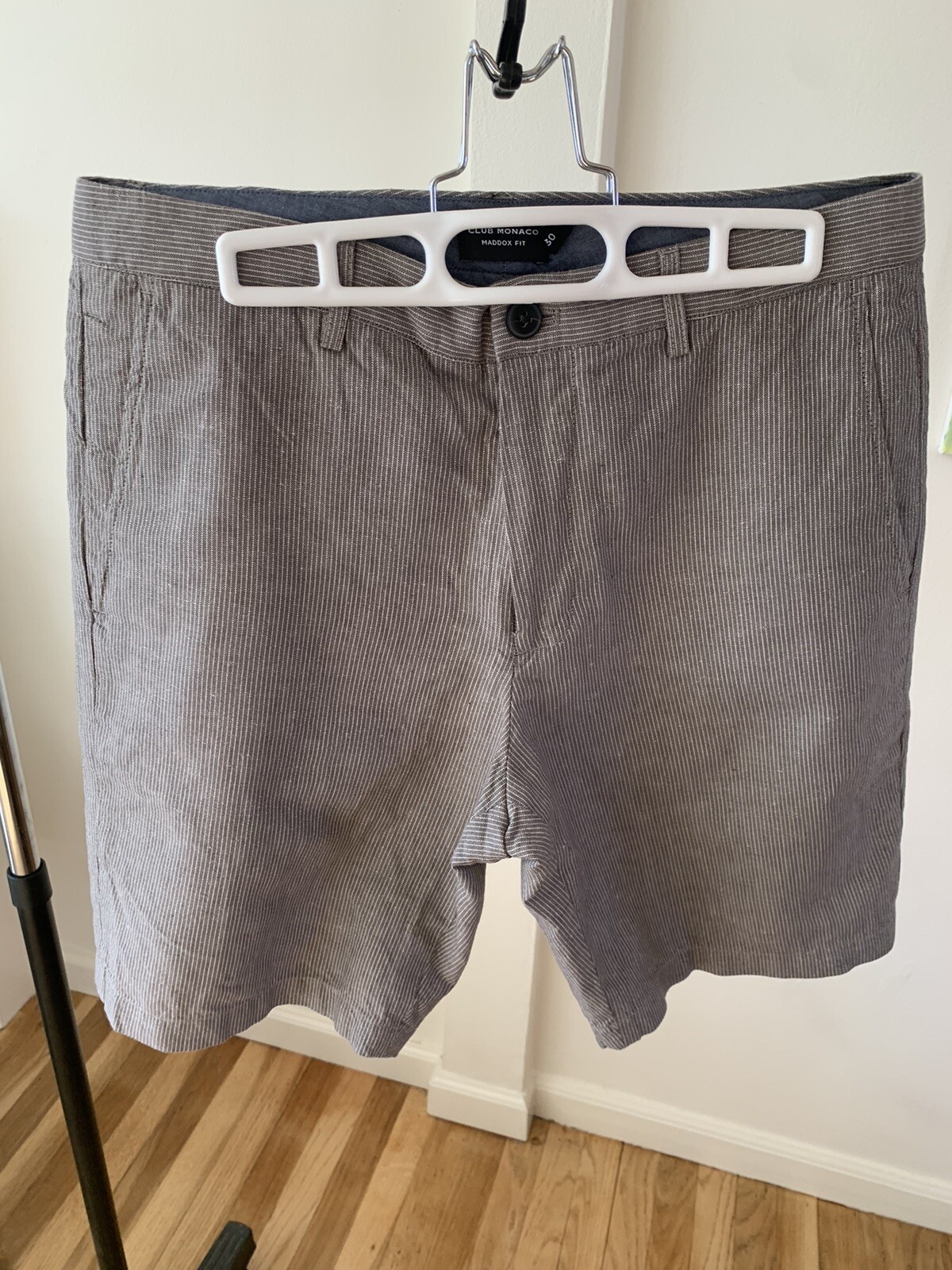 Club Monaco Maddox fit 52% linen 48% Cotton shorts Size 30 / 9.0” Inseam