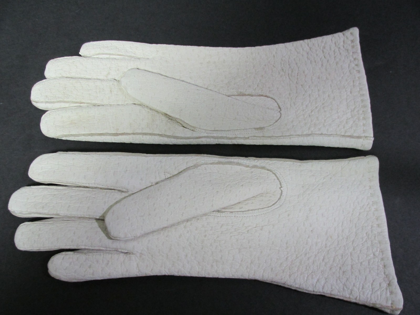 Fownes Off White Leather Gloves Pebbled Lined Size 7 Made in Philippines 10.25″