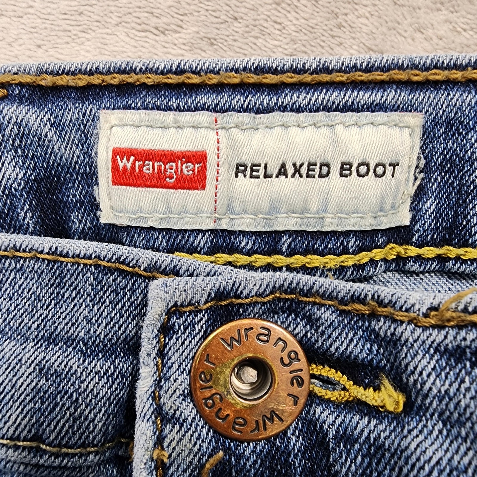 Wrangler Jeans Mens 38×32 Blue Light Wash Relaxed Bootcut Stretch Denim Casual