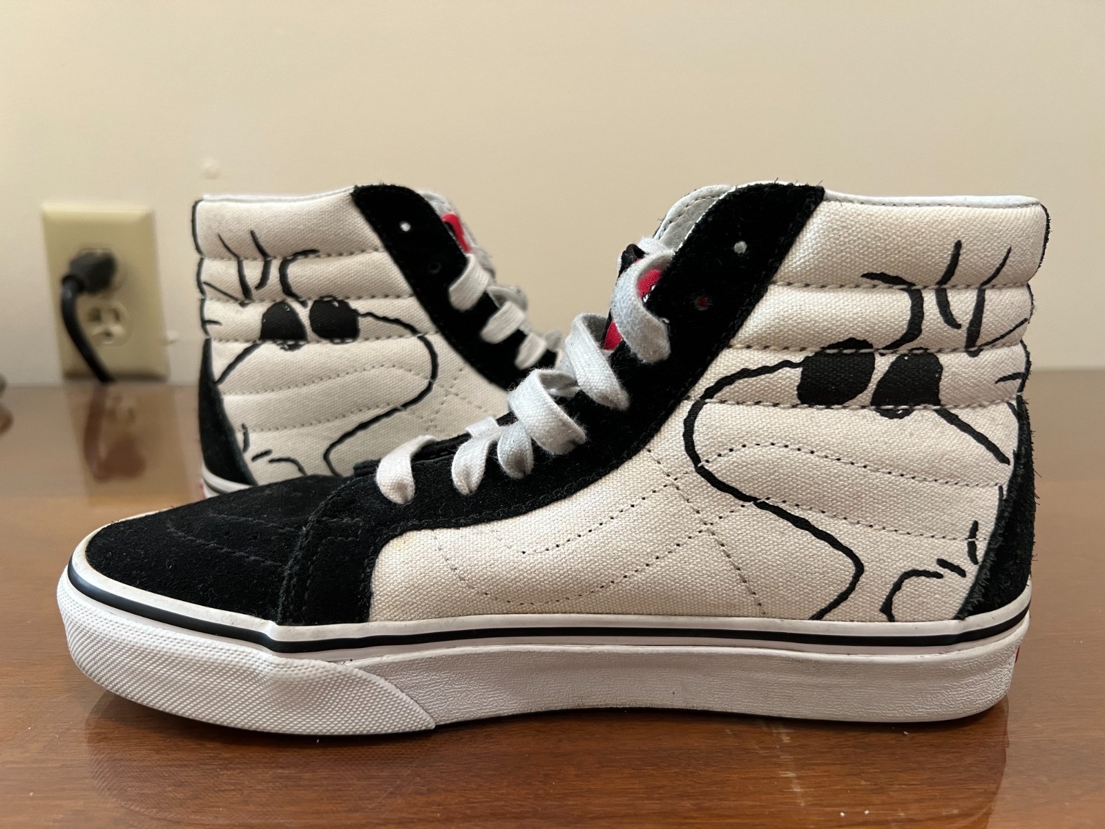 Vans x Peanuts Snoopy & Woodstock Sk8-Hi sneakers. Excellent pre-owned. w7/m5.