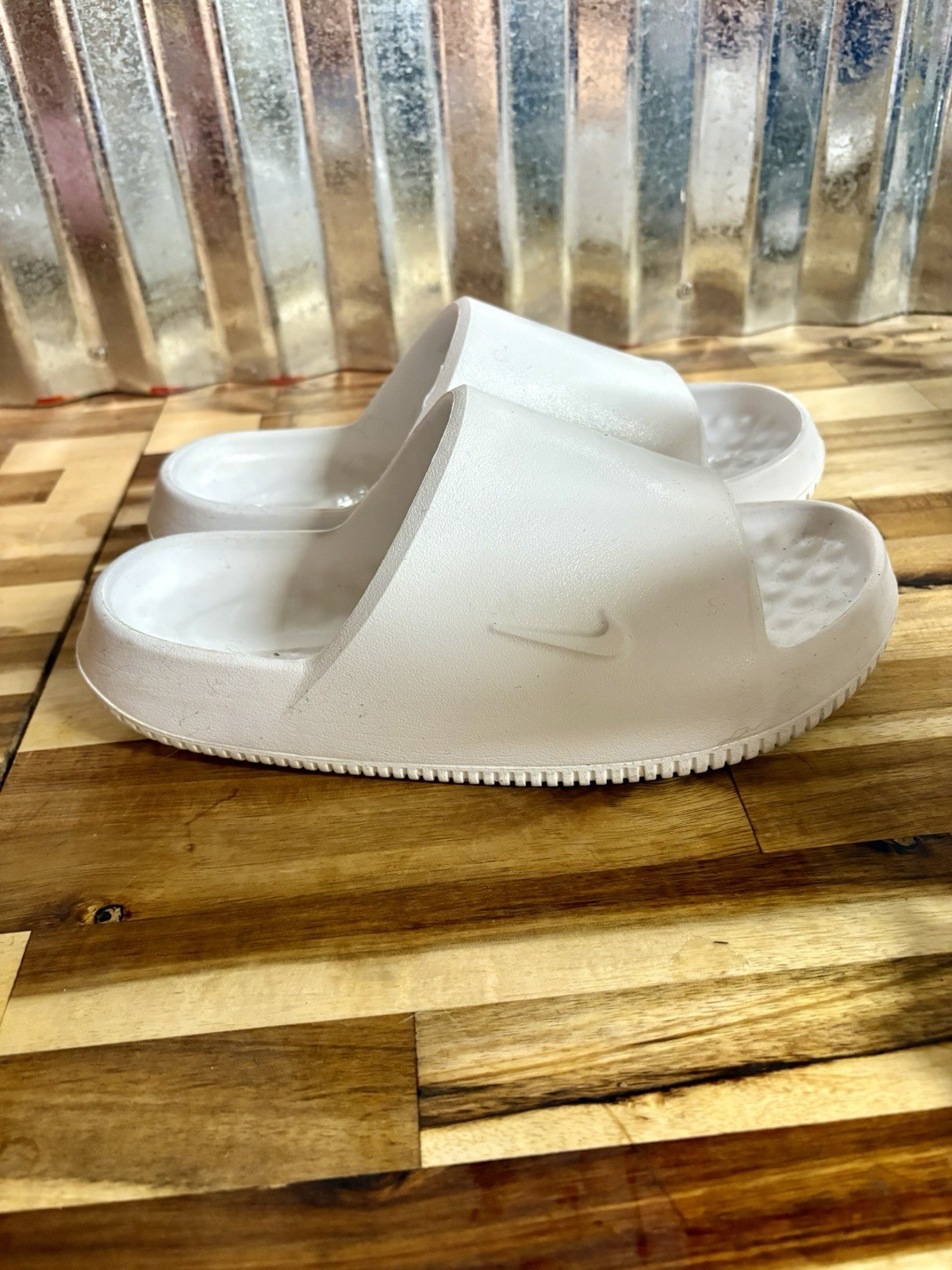 Nike Men’s White Slide Sandals Slip-On Solid Pattern Logo Accent Sandal