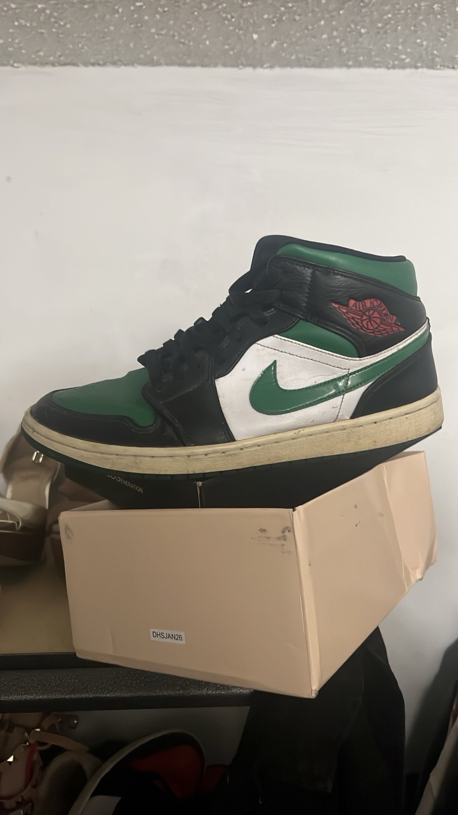 Jordan Air Jordan 1 Mid Men’s Mid-Top Basketball Sneakers Black Green White