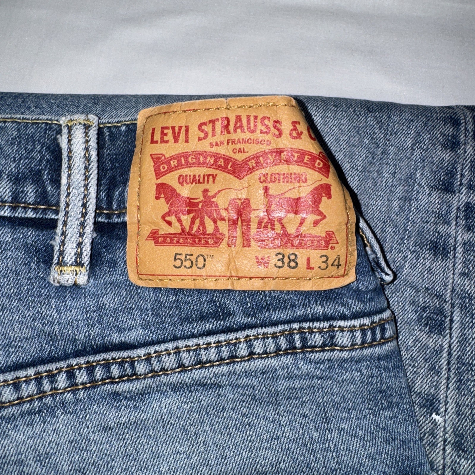 Levi’s 550 Men’s Relaxed Fit Jeans – Stonewash Blue Size 38×34 Thrashed