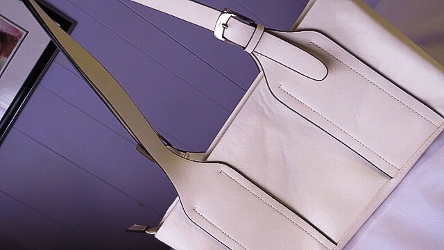 White Handbag Tote Bag ( Pre-Owned/ EXCELLENT CONDITION)