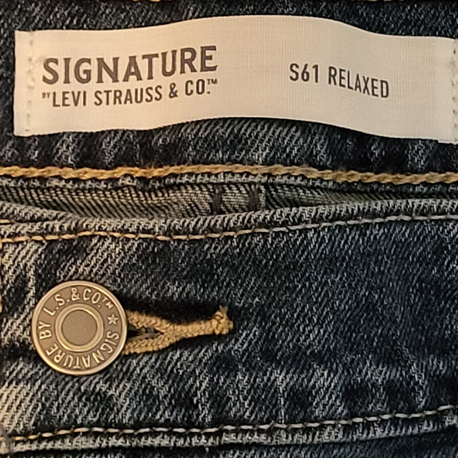 Men’s Denim Blue Jeans Signature by Levi Strauss Size W42 L30 Relaxed 5 Pocket