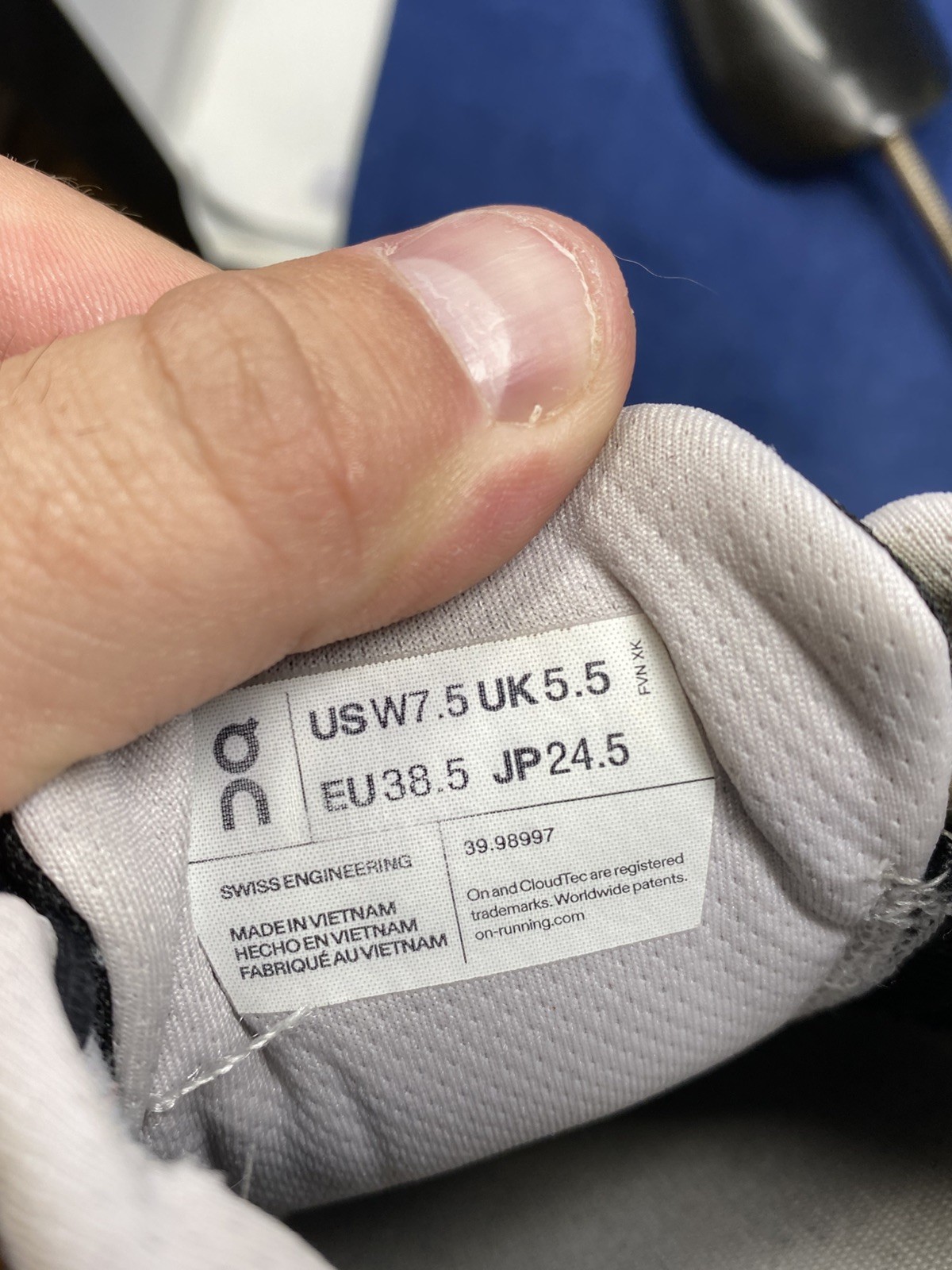 ON Cloudstratus Road Running Shoes Womens 7.5 White Sage Black CloudTec Comfort