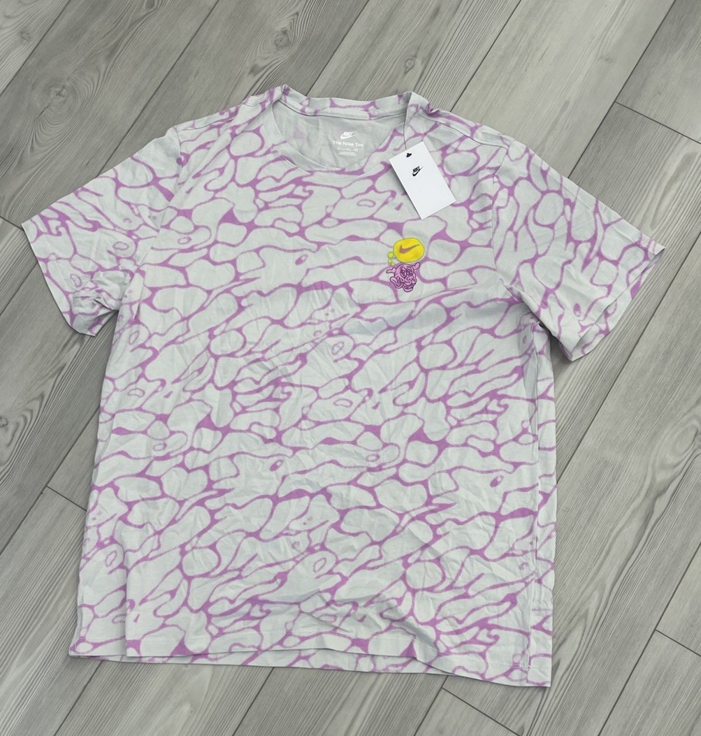 NEW NIKE SPORTSWEAR “Beach Party AOP Dog Tee” MEN’S GREY T-SHIRT 2XL FB9792-025