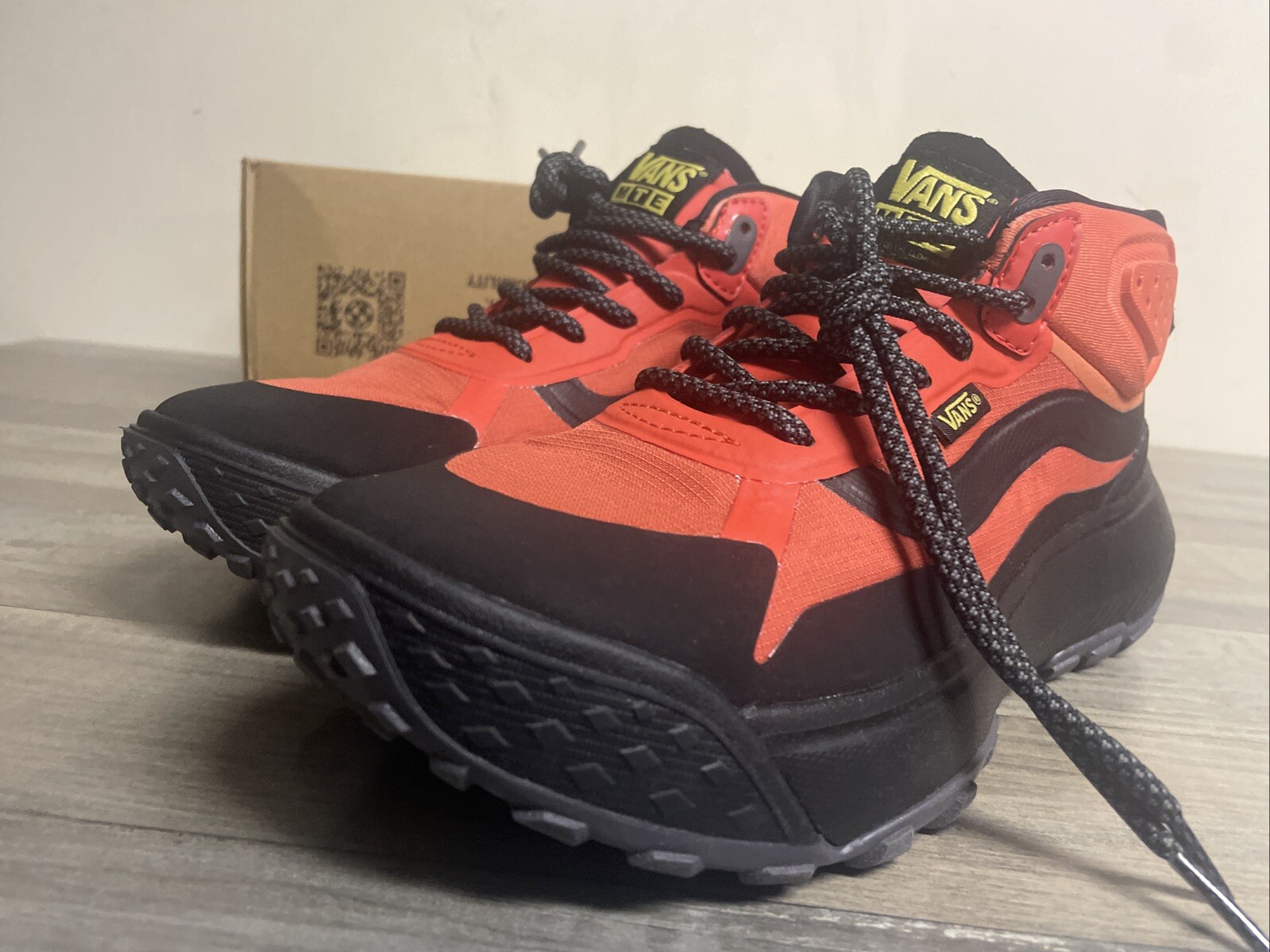 Vans MTE CrossPath Mid Black/Orange Sneakers Hiking Shoes Men’s Size 8.5 NEW
