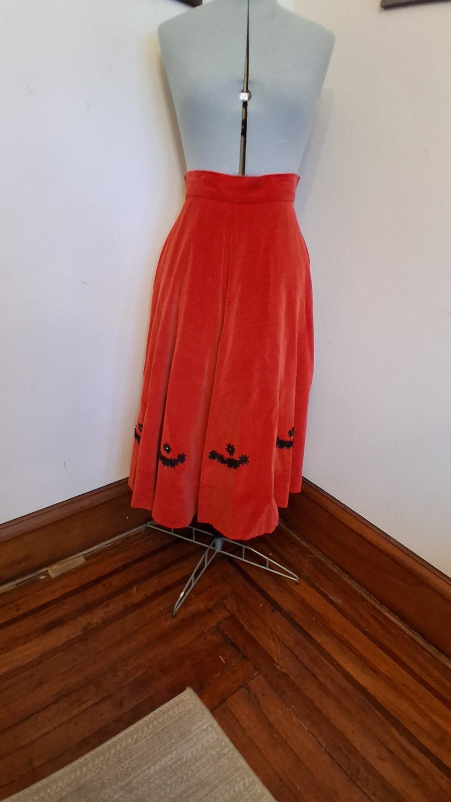 1950s Vintage Red Velvet Half Circle Skirt Lace Appliqué Christmas Skirt Sz S