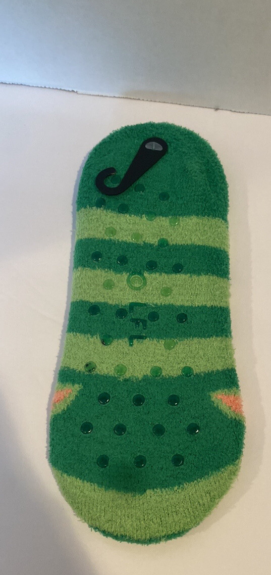 Star Wars Madalorian slip on socks grippers NWT sz 9-11 (10) yoda child