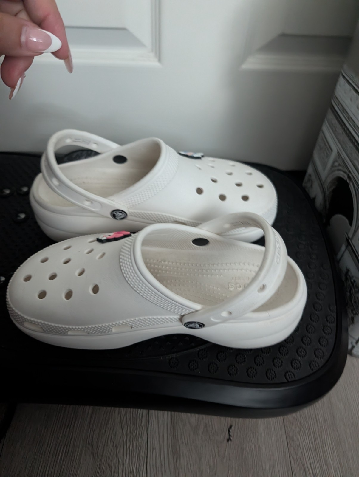 Crocs Woman’s White Solid Clog Casual Shoes Size 7 Breathable Logo Charm
