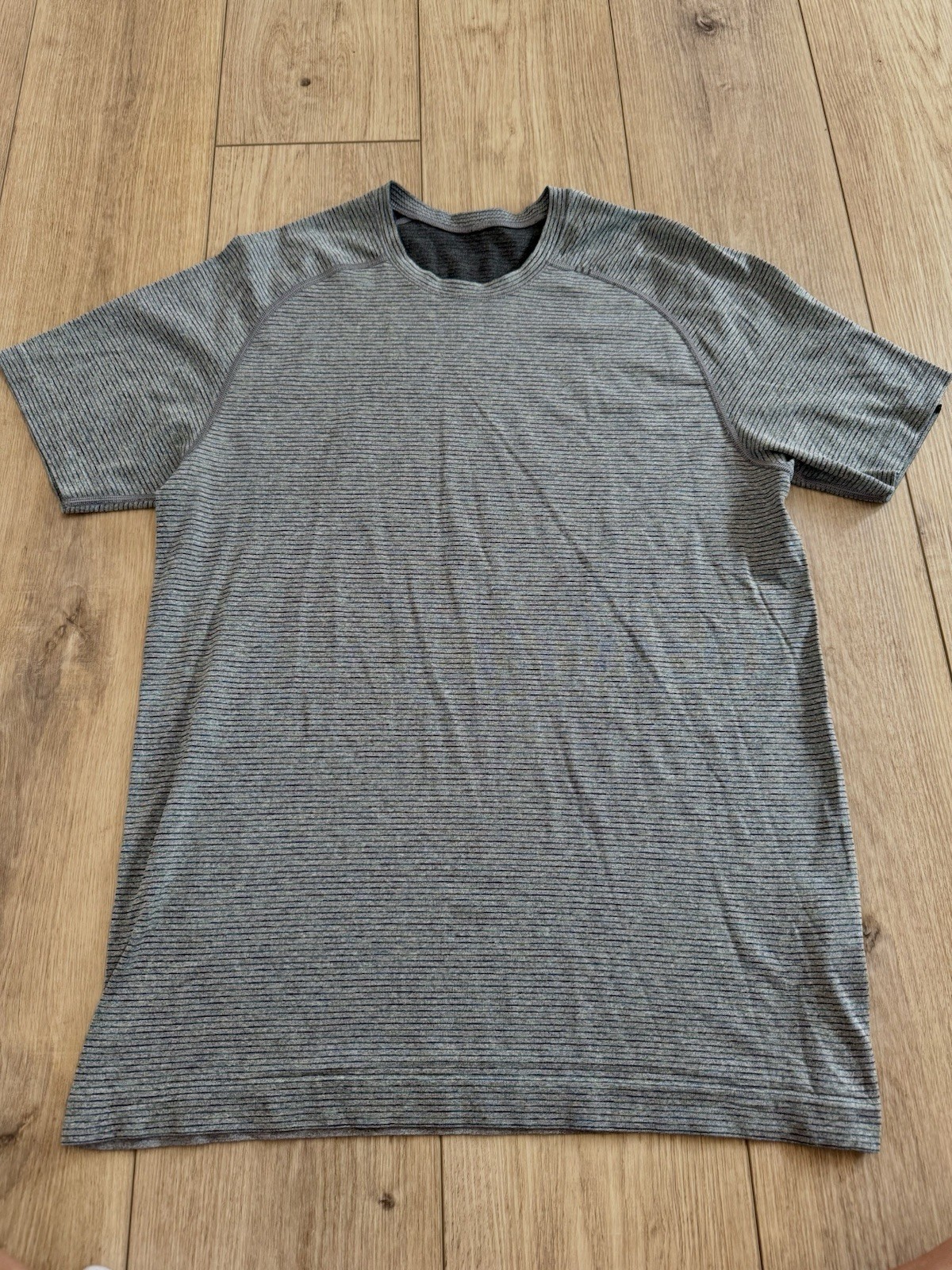 Lululemon Men’s M Gray Striped Crew Neck Short Sleeve Athletic Tee Logo