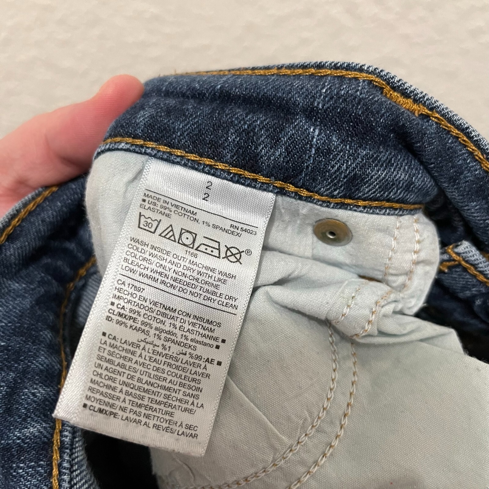 Old Navy Boyfriend Straight Cuffed Crop Capri Jeans Medium Wash Distressed Sz 2
