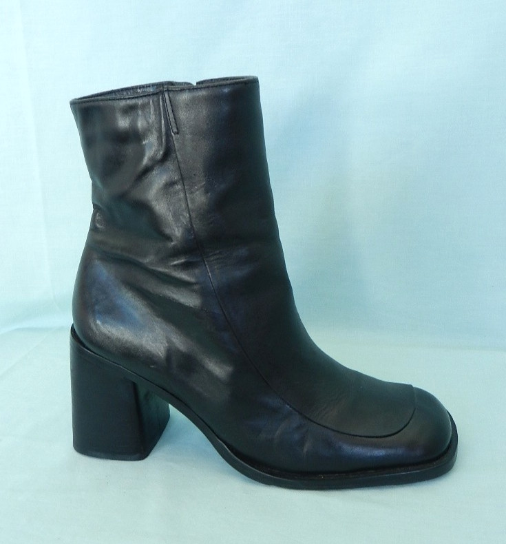 CANDIE’S Y2K Black Leather 3.5″ High Chunky Heels Square Toes Ankle Booties, 8M