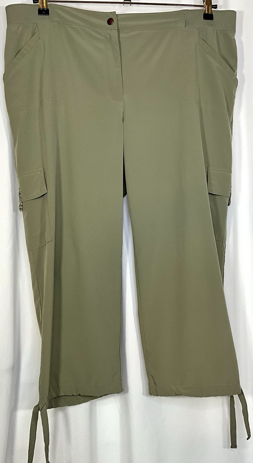 Chico’s Zenergy Cargo Capri Pants Size 3 Poly Blend Khaki Green Easy care EUC