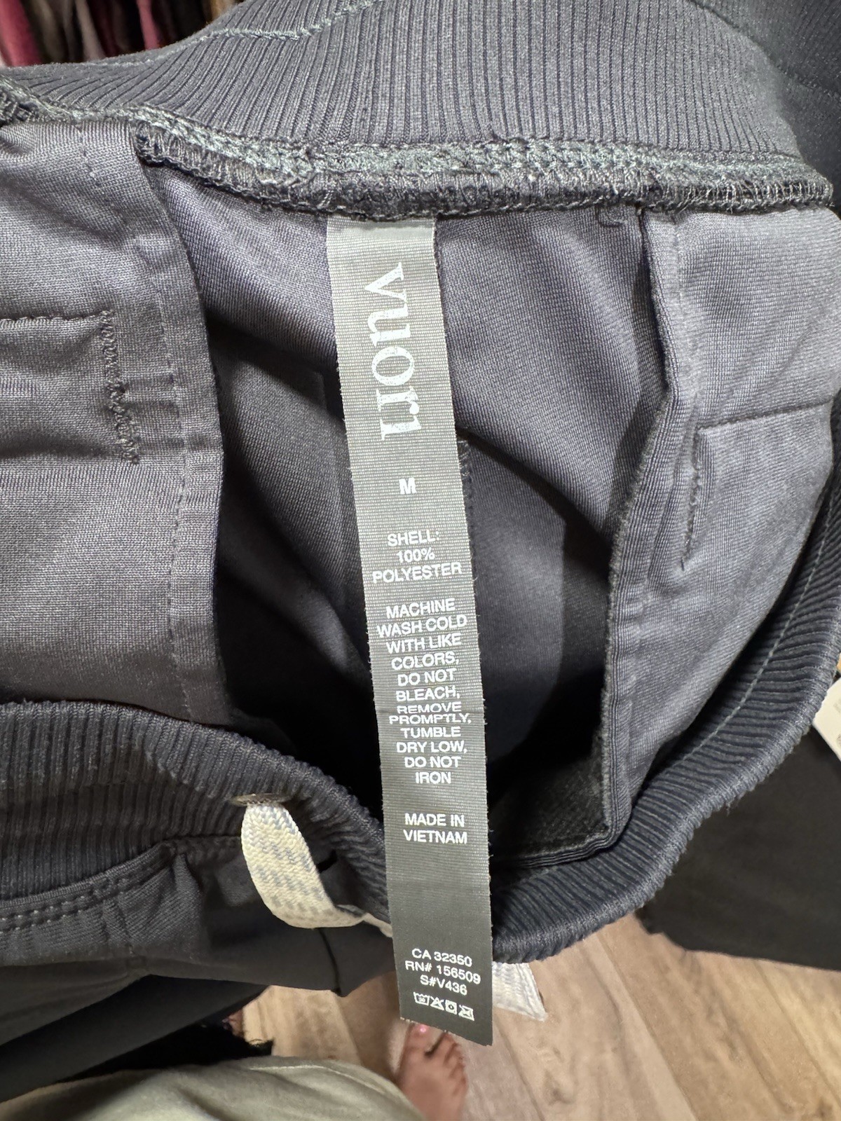 Vuori Men’s Black Jogger Pants Size M Drawstring Elastic Waist Ribbed Cuffs