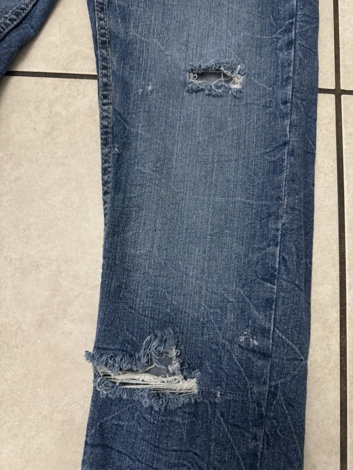 Distressed Levi’s Men’s Regular Taper Blue Denim Jeans Medium Wash