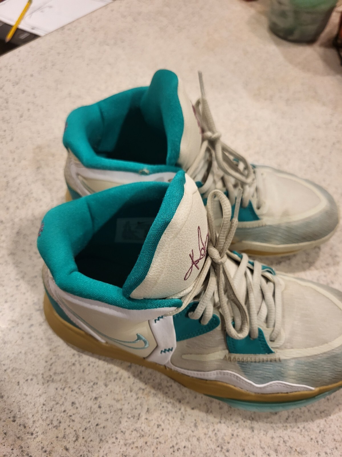 Sue Bird x Nike Kyri Infinity Golden Tribute Basketball Size Sue 7Y DD0334-002