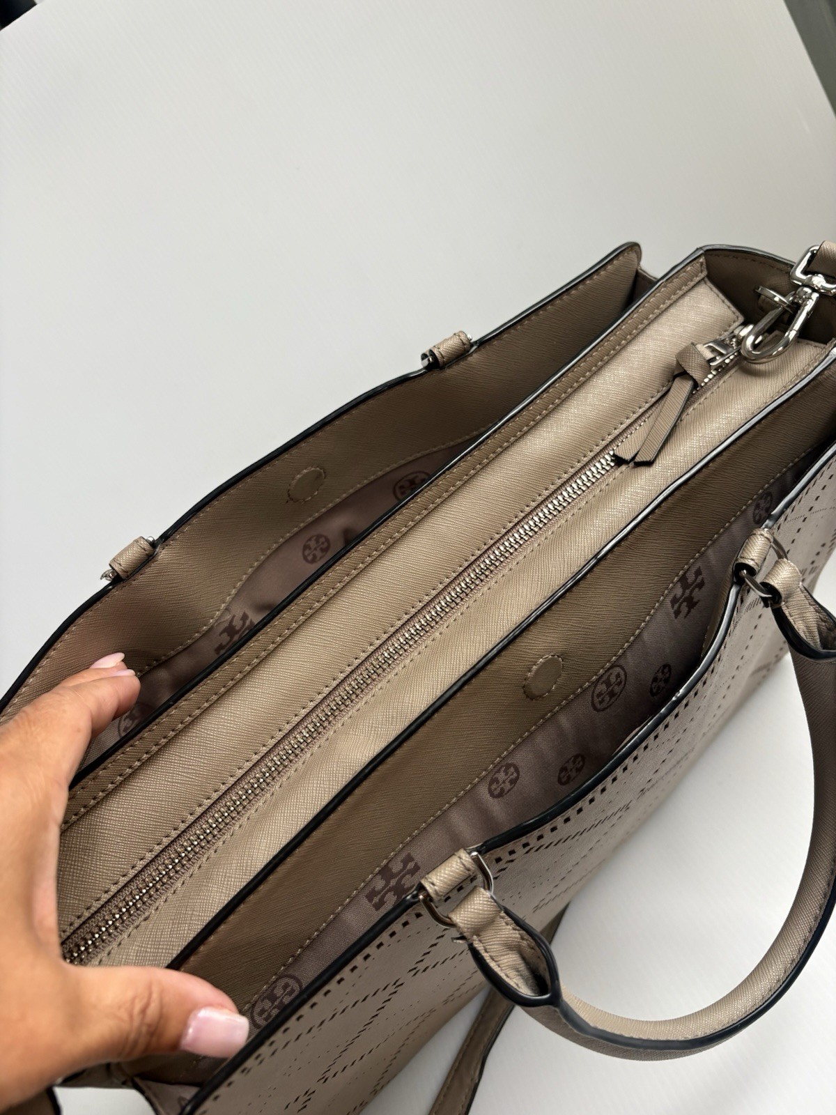 Tory Burch Robinson Crosshatch Large Zip Tote Satchel In French Gray EUC