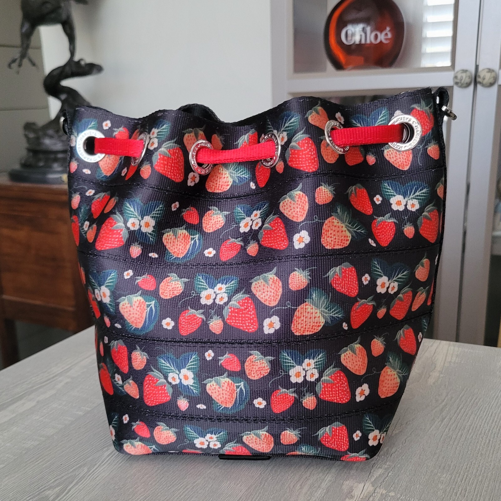 Harveys Strawberry Fields Park Hopper Crossbody Drawstring Bag Black Red EUC
