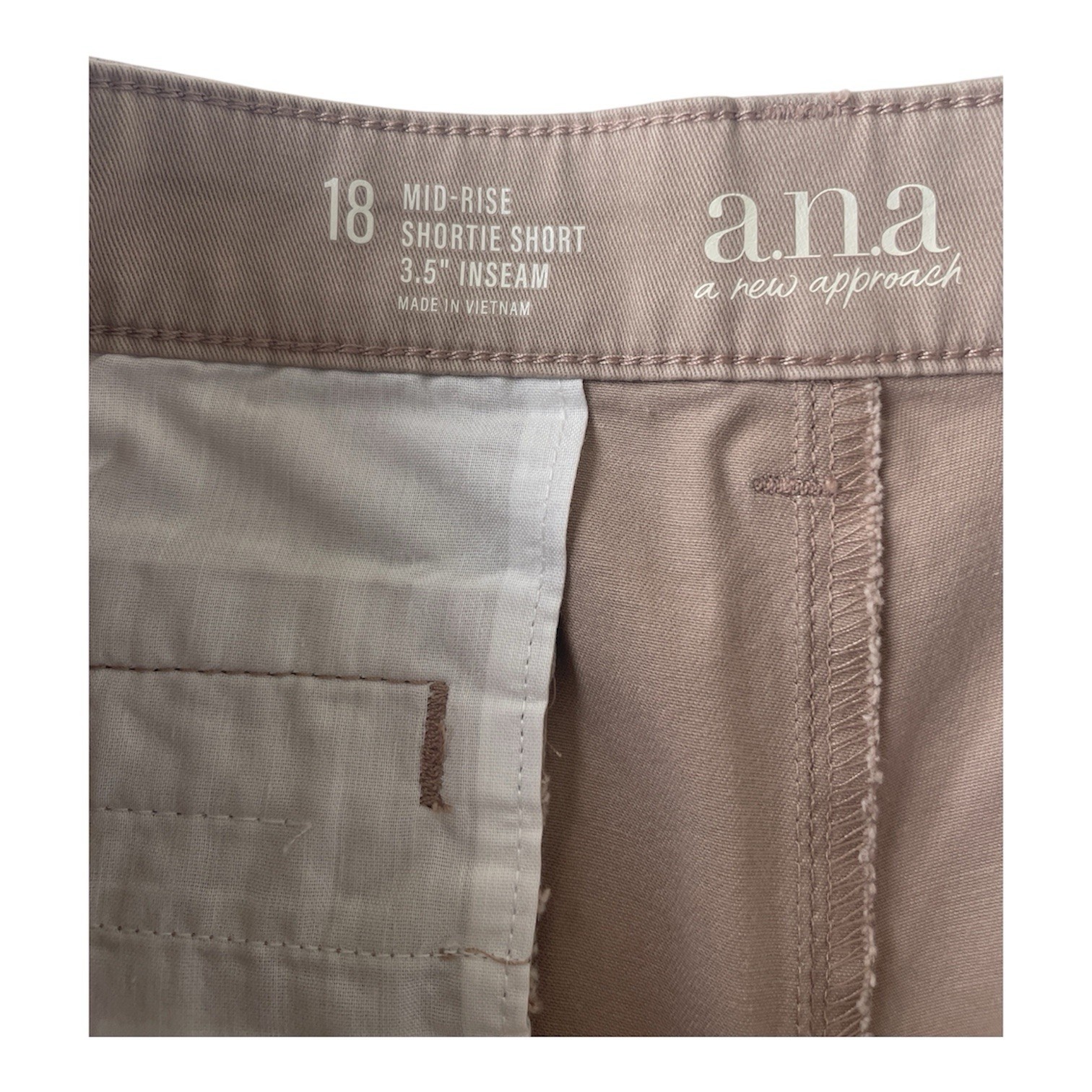 a.n.a. a new approach Khaki Shorts 3.5 Inseam Mid-Rise Pockets Woman Size 18 NWT