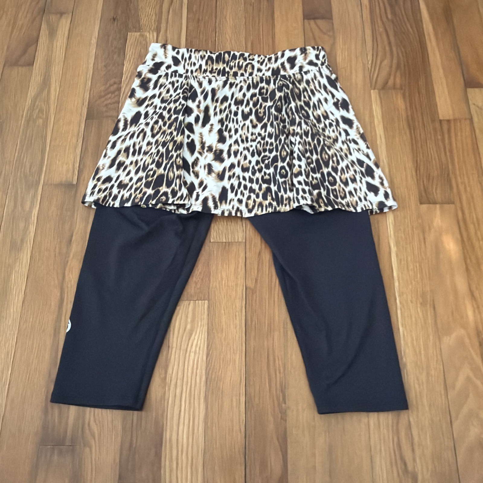 Dona Jo Women’s Leopard Print Athletic Skort/Leggings Size M (Q07)