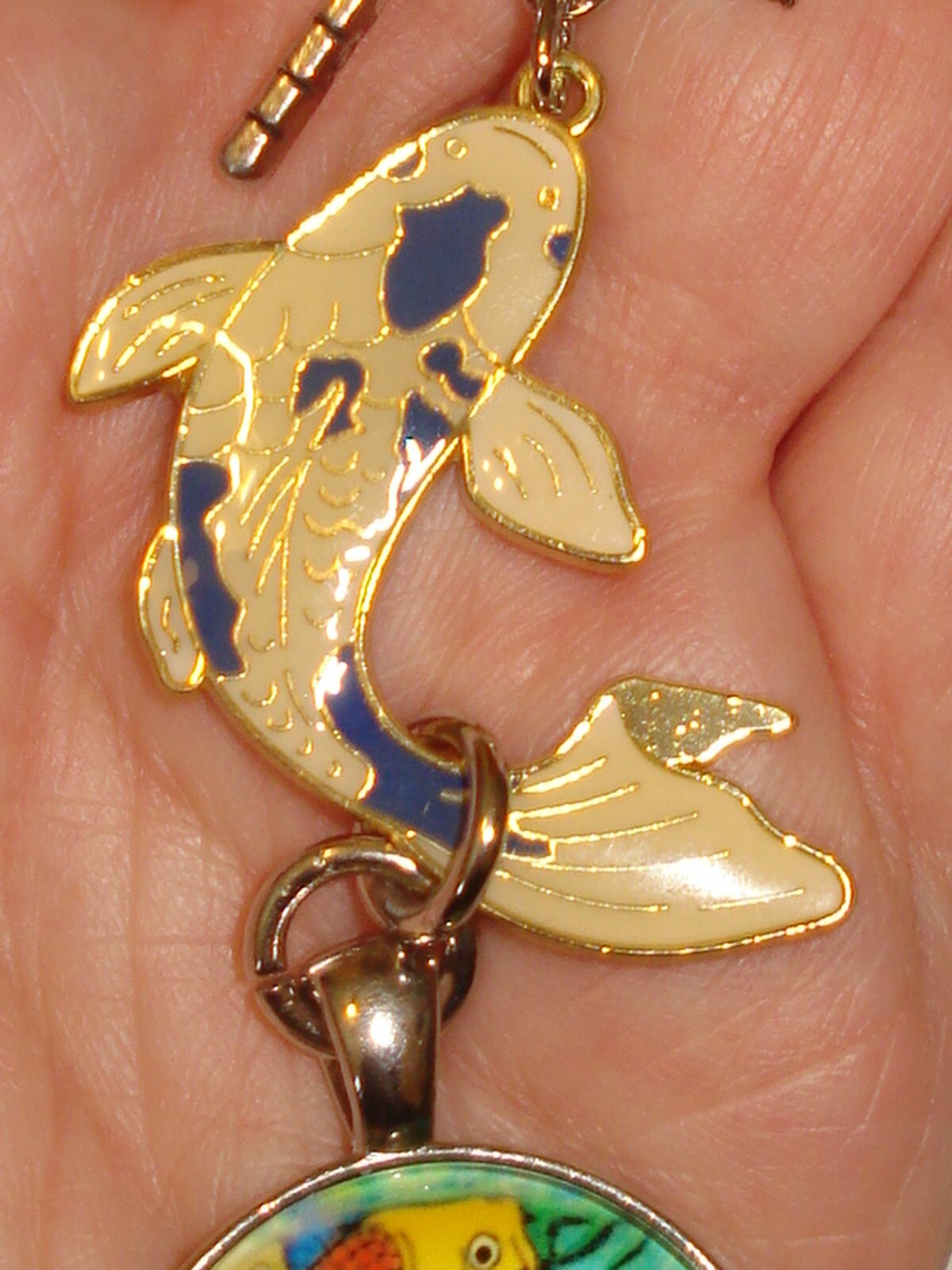 4 3/4″ Drop Cabochon, Koi Fish Chasing Dragonfly Heart Key Ring Dangle Glitz #1