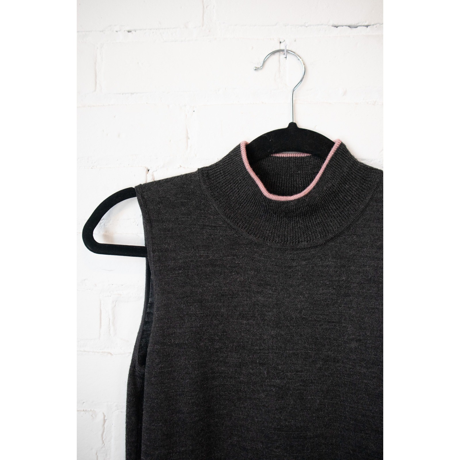 Tahari Arthur S. Levine Mock Neck Sleeveless Wool Blend Knit Top Gray Pink Sz 4