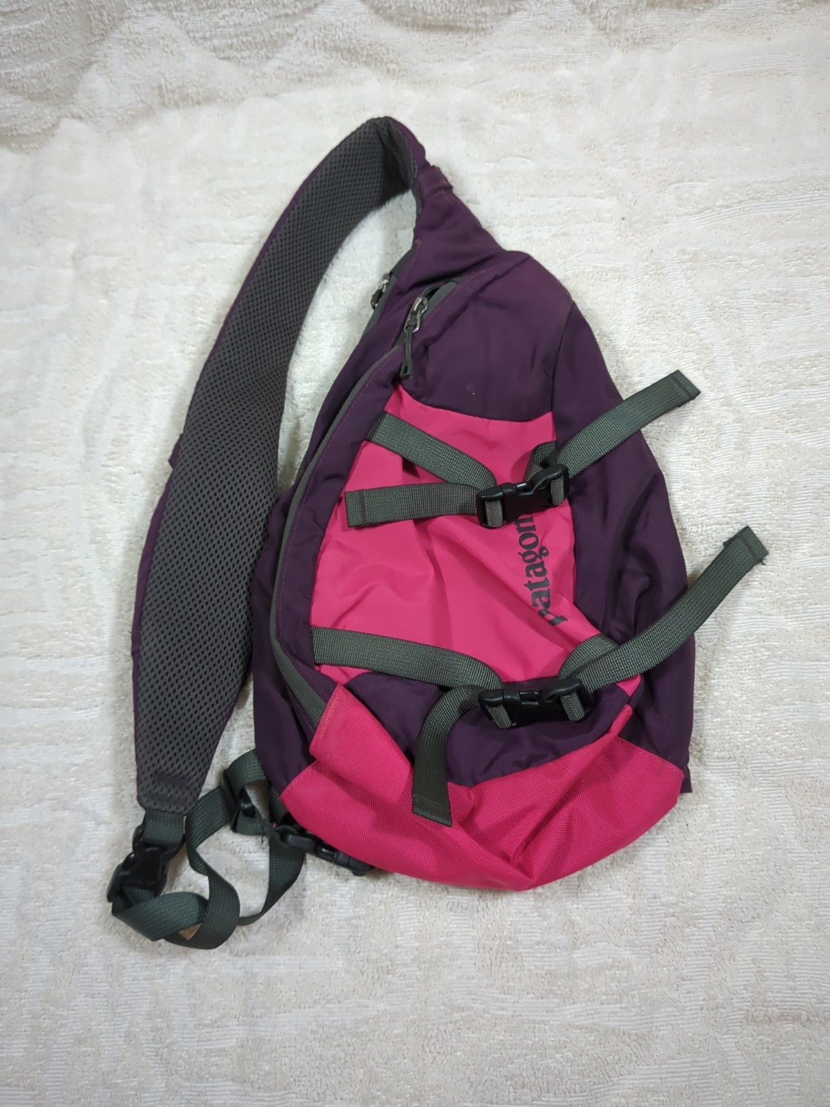 Patagonia Atom Sling 8L Sling Backpack – Padded Crossbody Bag – Purple & Pink