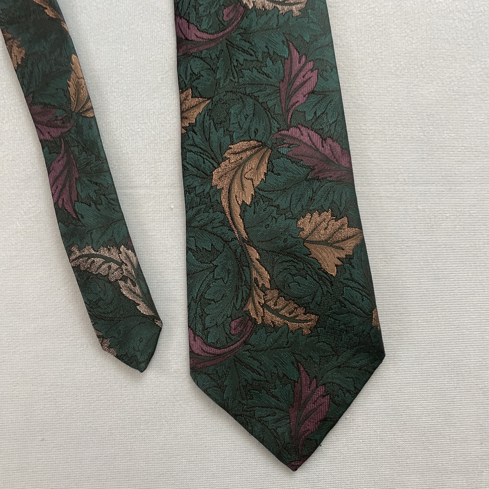 Vtg Necktie Editions Van Heusen Tie Brocade Floral MCM Poly Silk Texture 3×59″