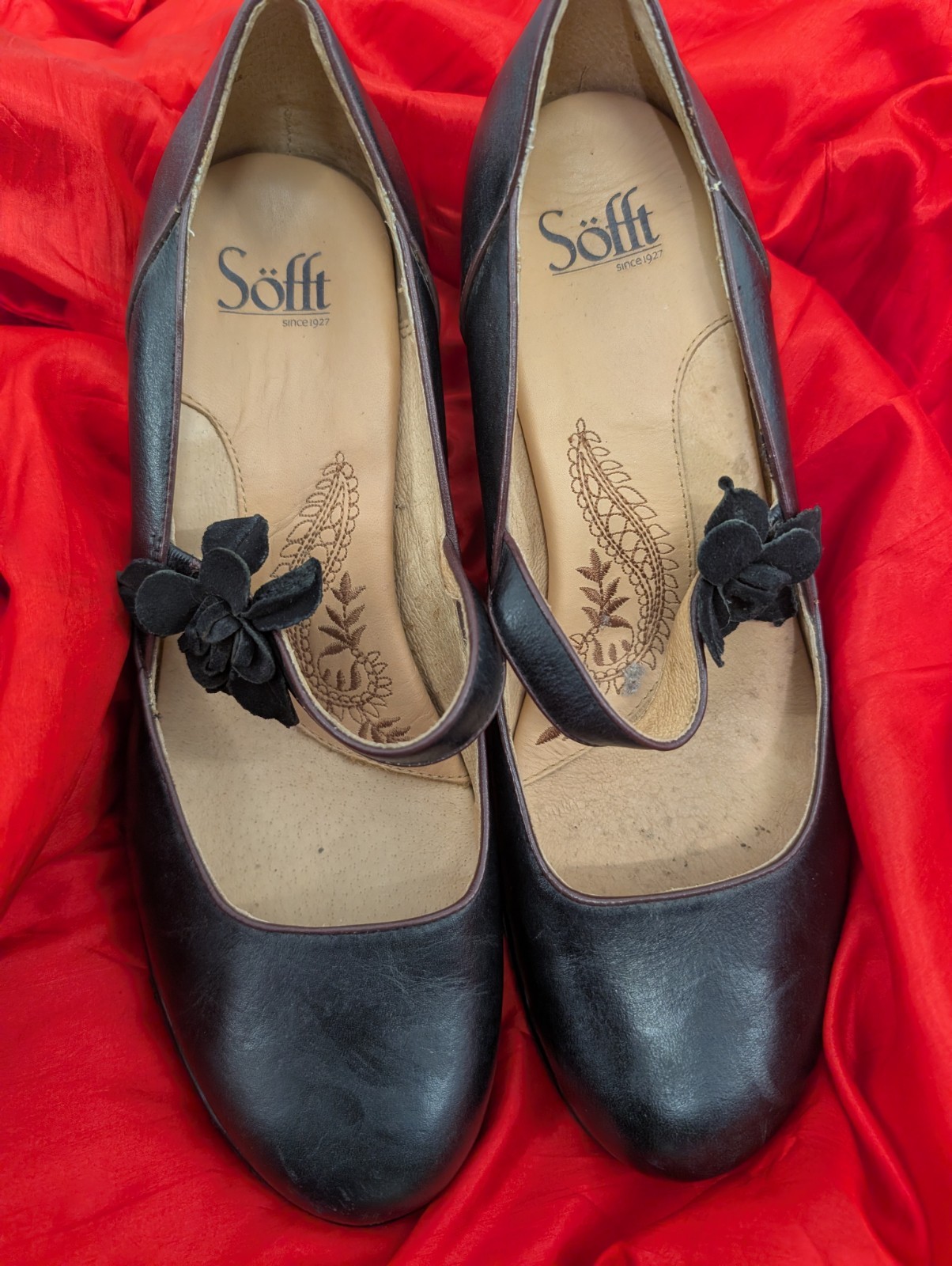 Sofft Black Mary Jane Pumps with Floral Strap Accent 9.5 W