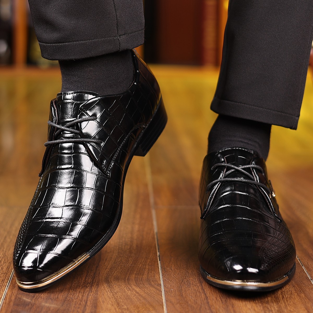 Men’s formal shoes, checkered lace up Oxford shoes, worn for formal occasions